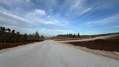أرض في بلعاس - يبعد 6 دقائق عن طريق المطار  - 189,000 دأ - صورة NaN